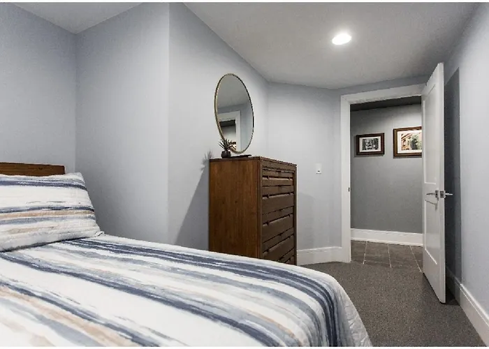 Forrestville Ave Large Suite